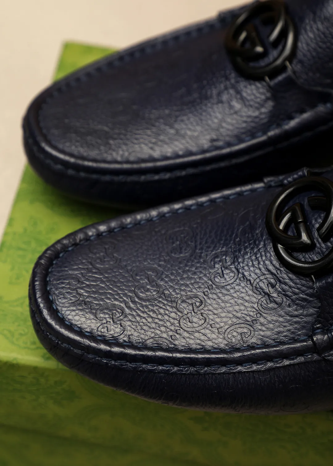 Men's shoes 💰420 💐 Product trademark: GUCCI "Gucci" Doudou shoes Regular size: 38-44 (45🉑️customized) Product materials: Selected imported first-layer calfskin embossed upper + luxury hardware buckle, imported sheep 🐑 leather lining. Strong three-dimensional visual effect, original outsole color: 2 colors available
